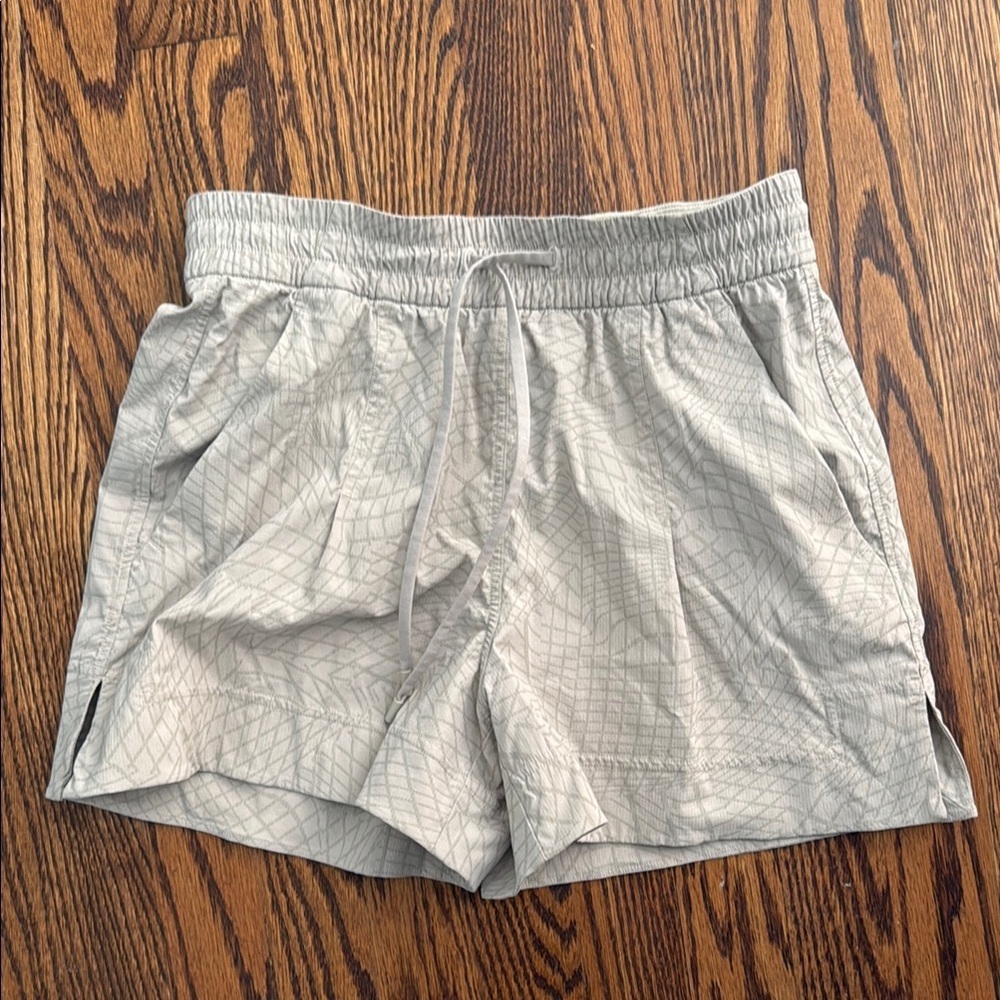 Lululemon Athletica Women’s Small Faded Green Athletic Shorts